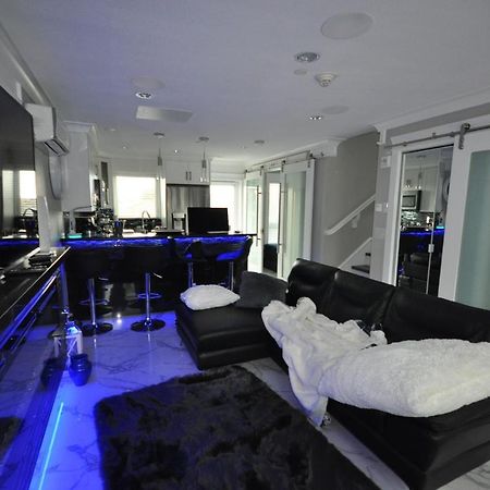 Appartamento Beautiful Bright 3 Bed Townhouse Vancouver Esterno foto