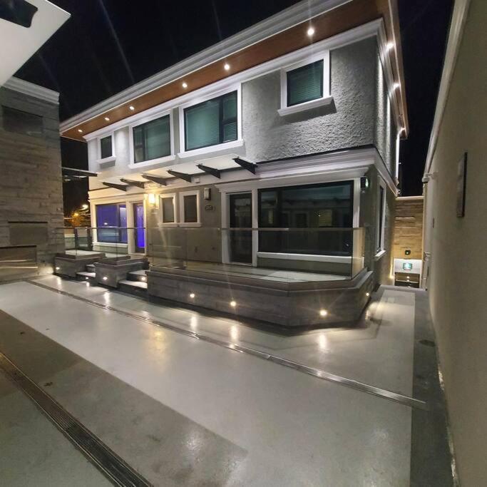 Appartamento Beautiful Bright 3 Bed Townhouse Vancouver Esterno foto