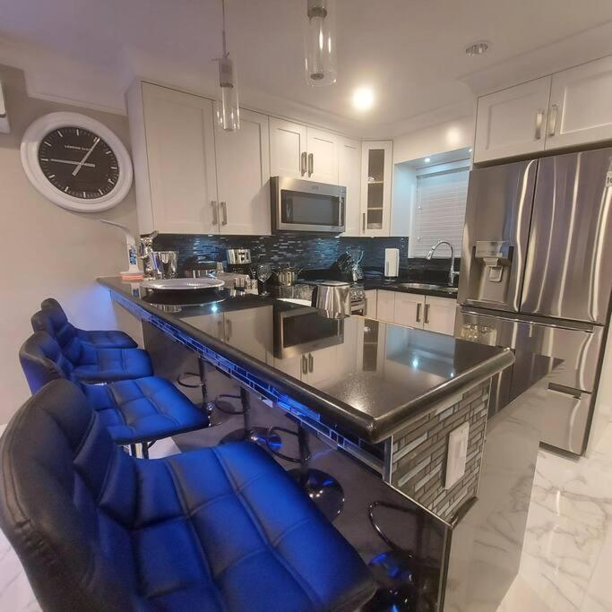 Appartamento Beautiful Bright 3 Bed Townhouse Vancouver Esterno foto
