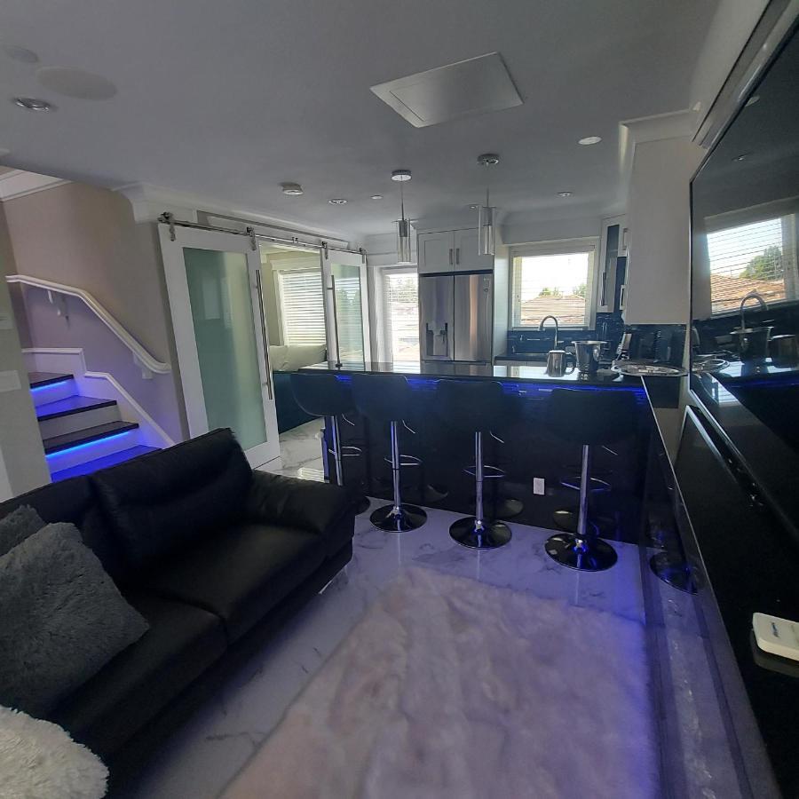 Appartamento Beautiful Bright 3 Bed Townhouse Vancouver Esterno foto