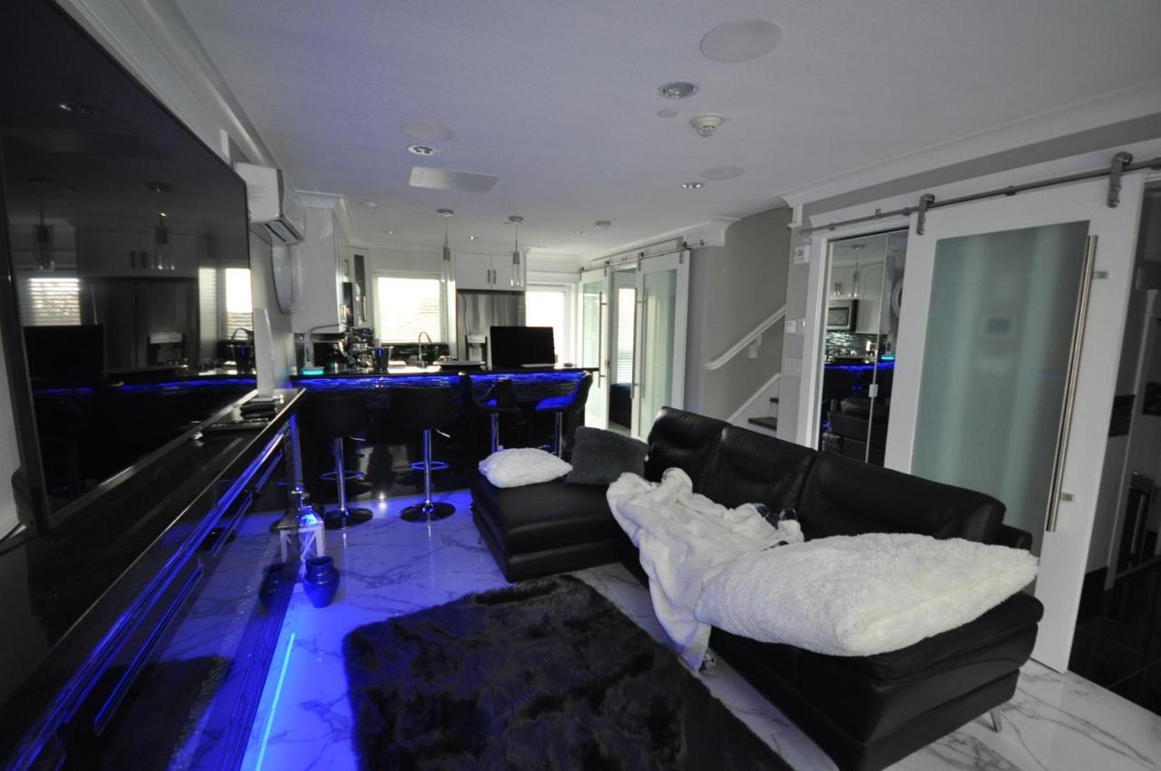Appartamento Beautiful Bright 3 Bed Townhouse Vancouver Esterno foto