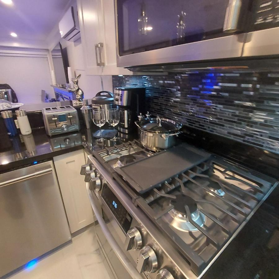 Appartamento Beautiful Bright 3 Bed Townhouse Vancouver Esterno foto