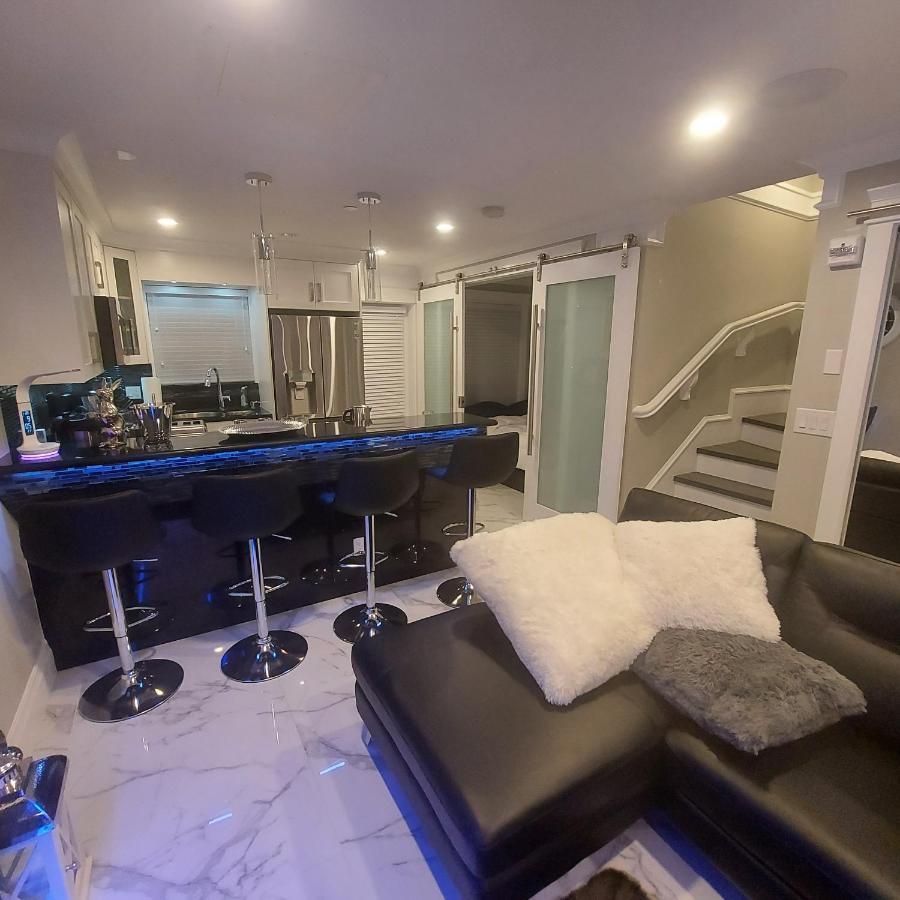 Appartamento Beautiful Bright 3 Bed Townhouse Vancouver Esterno foto